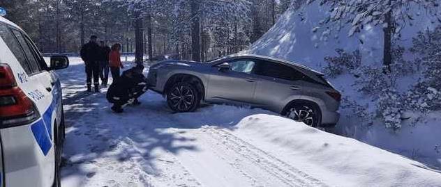 car snow troodos philenews