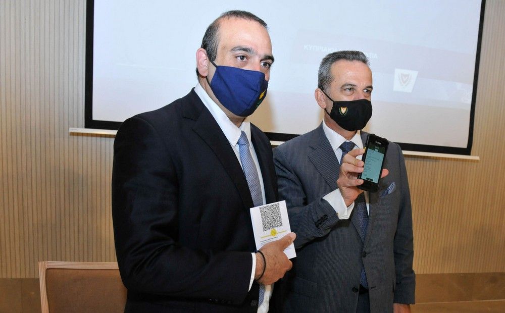 «Зеленый сертификат» представили министр транспорта Яннис Карусос и глава Подминистерства исследований, инноваций и цифровой политики Кириакос Коккинос. Фото PIO.
