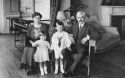 Сэр Гамильтон Гульд-Адамс с семьей, 1915 г. Фото: awm.gov.au